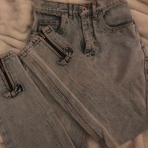 High-Wasted Jeans